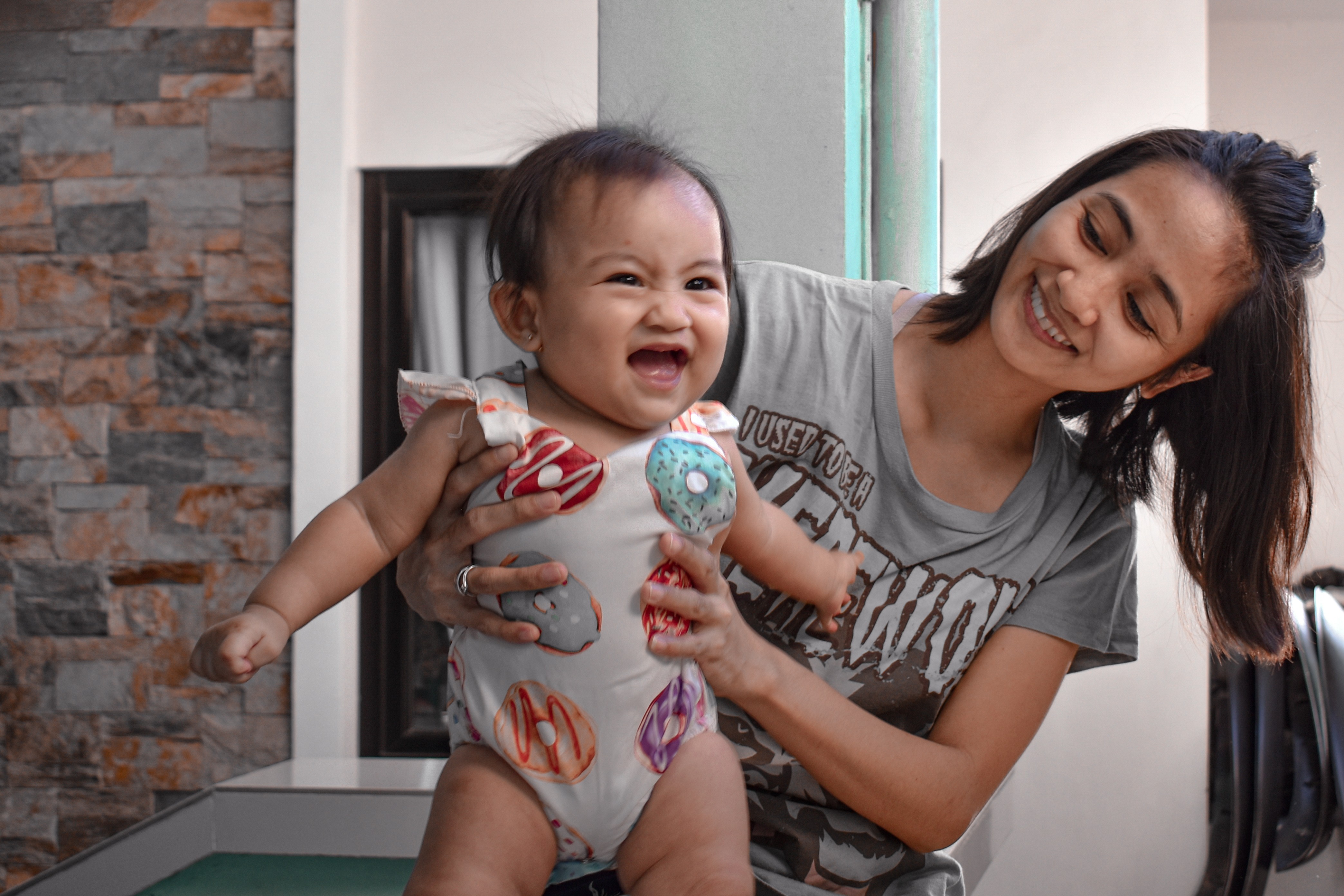 kapan bayi mulai ketawa, perkembangan bayi, cara membuat bayi tertawa, tawa bayi, bayi usia 3-5 bulan, Bunda, si Kecil